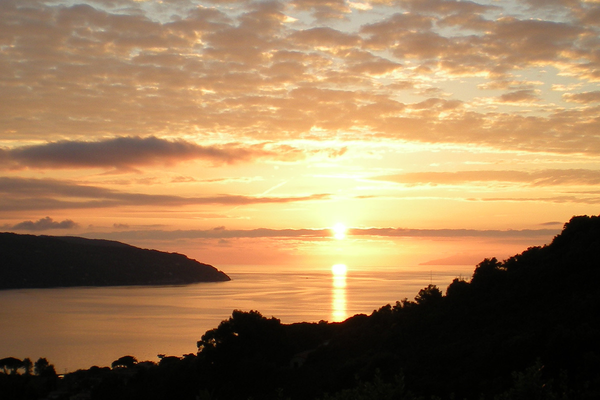 Isola d'Elba- tramonto sulla baia di Procchio